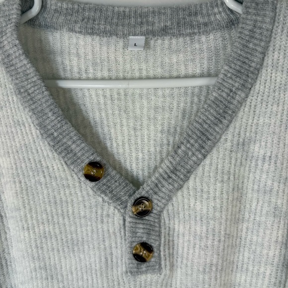 Unbranded Woman’s Soft Half Button Up White & Gray Sweater — Size Large - Picture 5 of 10